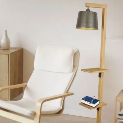lampadaire avec tablette en bois près d'un fauteuil