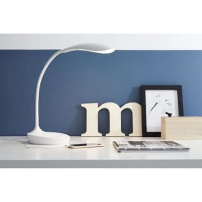 Lampe de bureau blanche épurée posé sur un bureau blanc