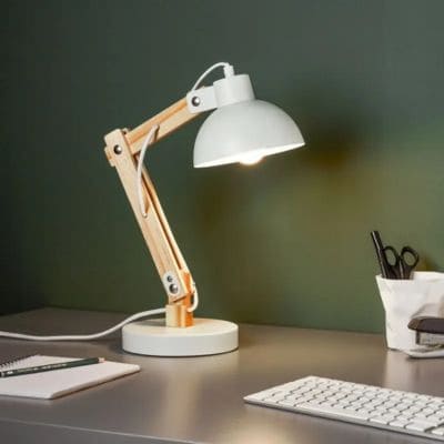 Lampe de table scandinave posée sur un bureau gris moderne