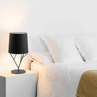 Lampe de chevet design noir dans une chambre moderne aux couleurs clair
