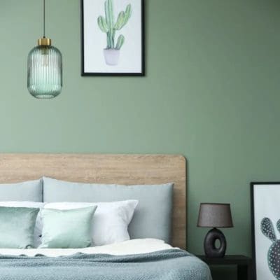 Suspension vert menthe au-dessus d'un lit dans une chambre aux tonalités verte