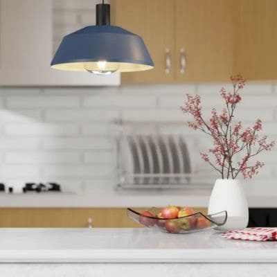 Luminaire à suspension avec abat-jour en métal bleu dans une cuisine blanche et marron clair (modèle Gary de la marque ACB)