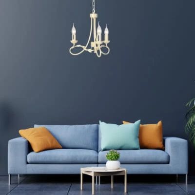 Lustre hollandais blanc et doré dans un salon aux teintes bleu (modèle Olivia d'Elstead Lighting)