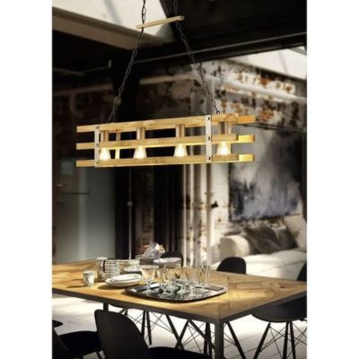 Lustre naturel à suspension en bois au-dessus d'une table dans un intérieur industriel (modèle Khan, Trio Lighting)