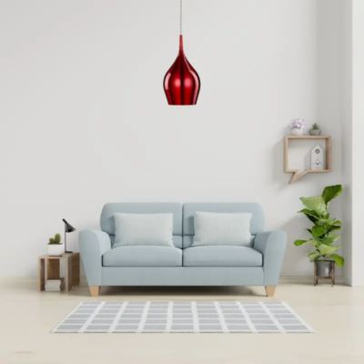 Lustre Coloré rouge au-dessus d'un canapé dans une pièce sobre 
