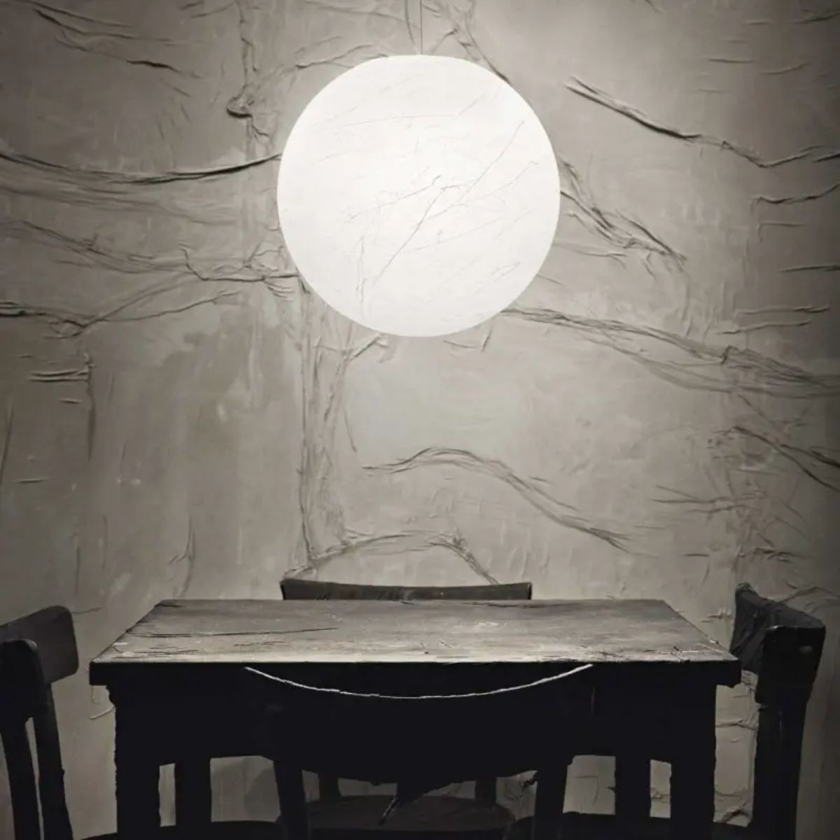 Lustre lune Carta pleine lune au-dessus d'une table de repas