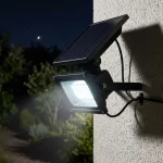 Applique murale extérieur étanche led solaire fixée à un mur, éclairage nocturne LED puissant.