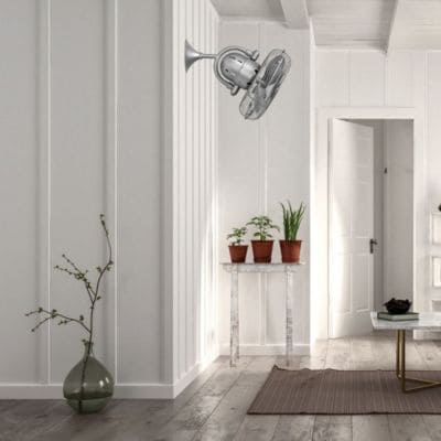 Ventilateur plafond ou sol renom magnifiquement suspendu, dans un intérieur clair et frais en canicule.