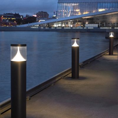 Lampes d’éclairage piscine extérieure en bord de jetée, éclairant le chemin avec des lampadaires modernes près de l’eau.