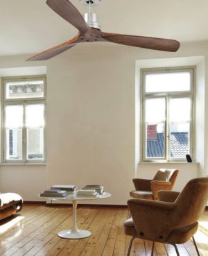 Meilleur ventilateur pour dormir la nuit: plafond oscillant et salon lumineux avec canapé, fauteuils et table basse, ambiance calme.