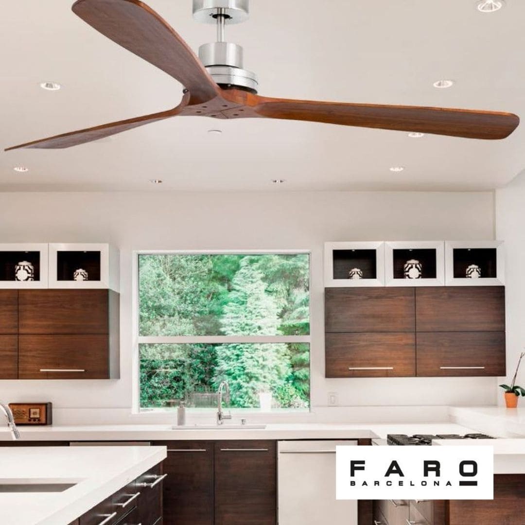 Ventilateur de plafond à pales en bois dans une cuisine moderne, avec lampe et vue naturelle par la fenêtre. Destratificateur réversible non visible.