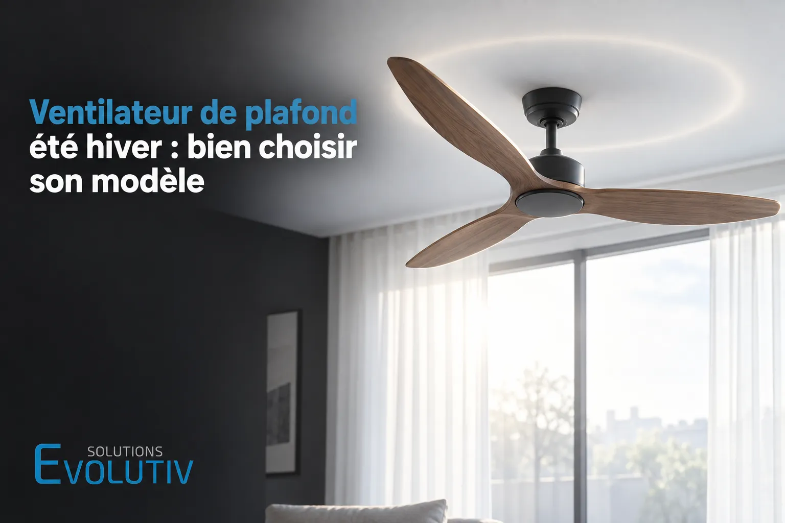 Ventilateur de plafond moderne avec hélice en bois et lumière LED, fixé au plafond près d’une fenêtre.