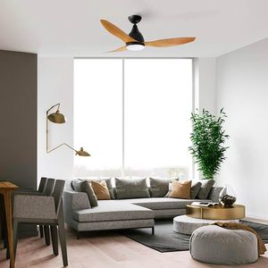 Ventilateur de plafond moderne avec pales en bois installé au-dessus d’un salon lumineux.