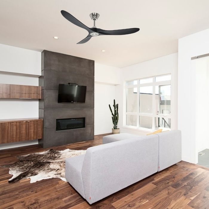 Ventilateur de plafond noir à trois pales au-dessus du salon moderne.