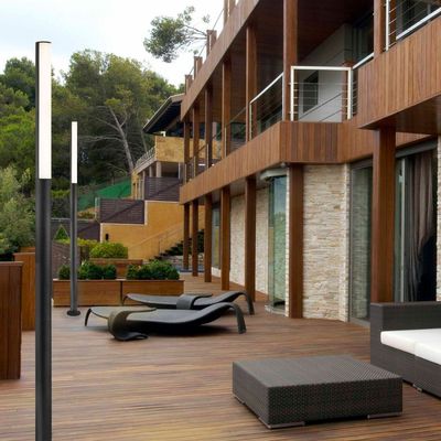 Balconnerie et terrasse en bois avec des meubles modernes et des lampes extérieures verticales sur fond de bâtiment en