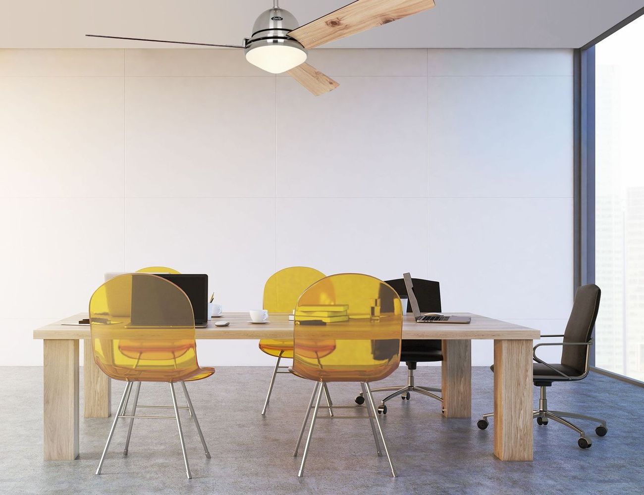 Salle de réunion moderne avec un grand plan de travail et des chaises transparentes jaunes autour, près d’une grande fenêtre.